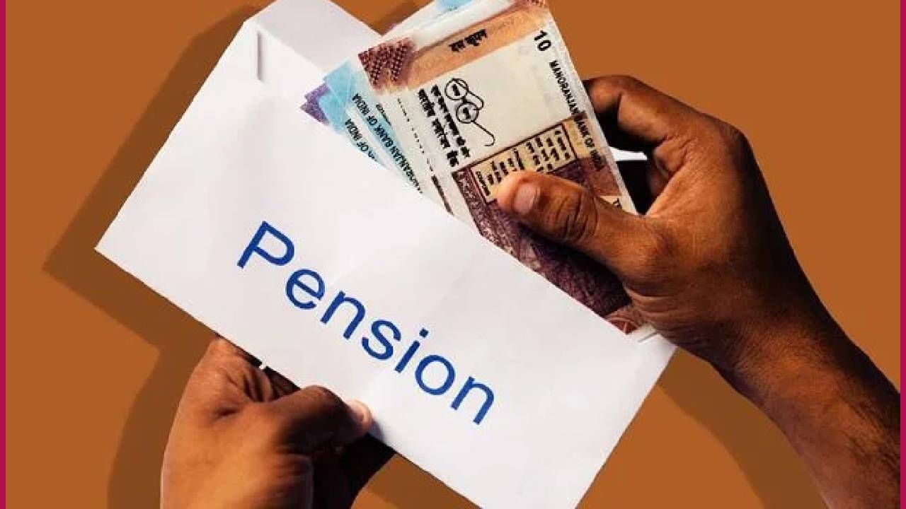 इंडिया पोस्ट पेमेंट्स बँकेचे कर्मचारी घरोघरी जाऊन ही सेवा देत आहे. त्यामुळे ज्येष्ठ नागरिकांना आणि दिव्यांगाना मोठा दिलासा मिळत आहे. आता ज्येष्ठ नागरिकांना जीवन प्रमाणपत्र सादर करण्यासाठी बँकेत अथवा सरकारी कार्यालयात लांबच लांब रांगेत उभं राहण्याची गरज उरली नाही. 