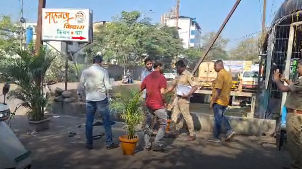 तो हॉटेलमधून बाहेर पडला, चुकून धक्का लागला अन् क्षणार्धात... डोंबिवली हादरली तो हॉटेलमधून बाहेर पडला, चुकून धक्का लागला अन् क्षणार्धात... डोंबिवली हादरली