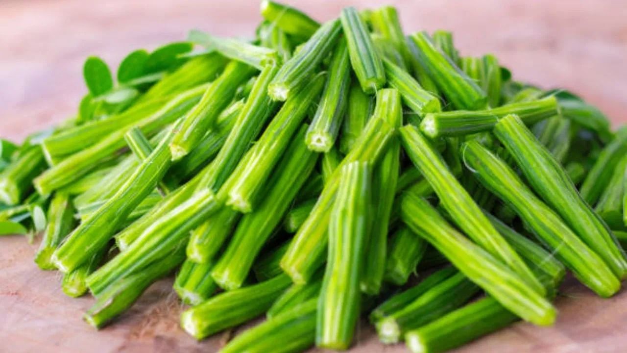 शेवग्याच्या शेंग्यांचं सूप बनवण्यासाठी शेवग्याच्या शेंगा 6 ते 8 घ्या, 1 बारीक चिरलेला कांदा घ्या. टोमॅटो – 1लसूण – 3–4 पाकळ्या. आलं – अर्धा इंच तुकडा, काळी मिरी – अर्धा टीस्पून, तूप/तेल – 1 टीस्पून, मीठ – चवीनुसार, पाणी – 2 ते 3 कप घ्या.