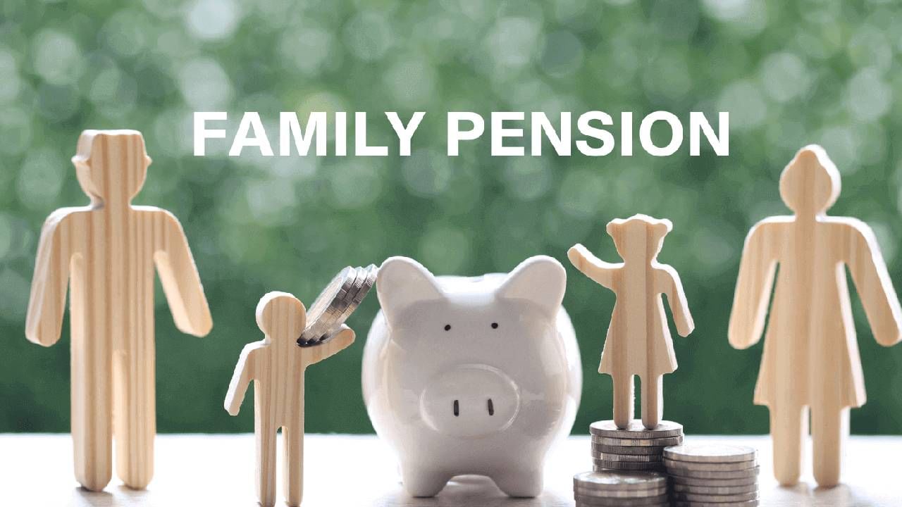 Pensioners Familiy Rules : केंद्र सरकारने सरकारी कर्मचाऱ्याच्या पेन्शनबाबत एक मोठी अपडेट दिली आहे. ज्यांच्या मुलगा, मुलगी सरकारी कर्मचारी होते आणि त्यांचा मृत्यूनंतर कुटुंबाला पेन्शन मिळत असेल तर त्यांना आता दरवर्षी या नियमाचे पालन करावे लागले. 