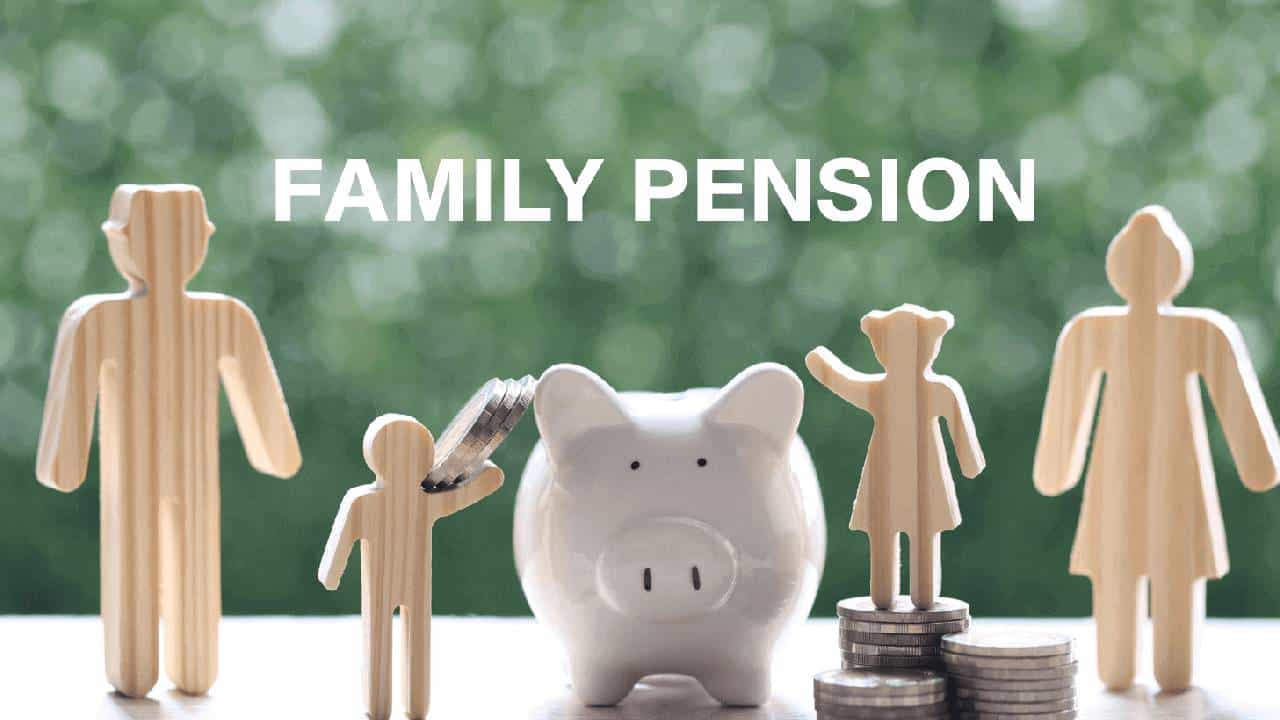Pensioners Familiy Rules : केंद्र सरकारने सरकारी कर्मचाऱ्याच्या पेन्शनबाबत एक मोठी अपडेट दिली आहे. ज्यांच्या मुलगा, मुलगी सरकारी कर्मचारी होते आणि त्यांचा मृत्यूनंतर कुटुंबाला पेन्शन मिळत असेल तर त्यांना आता दरवर्षी या नियमाचे पालन करावे लागले.