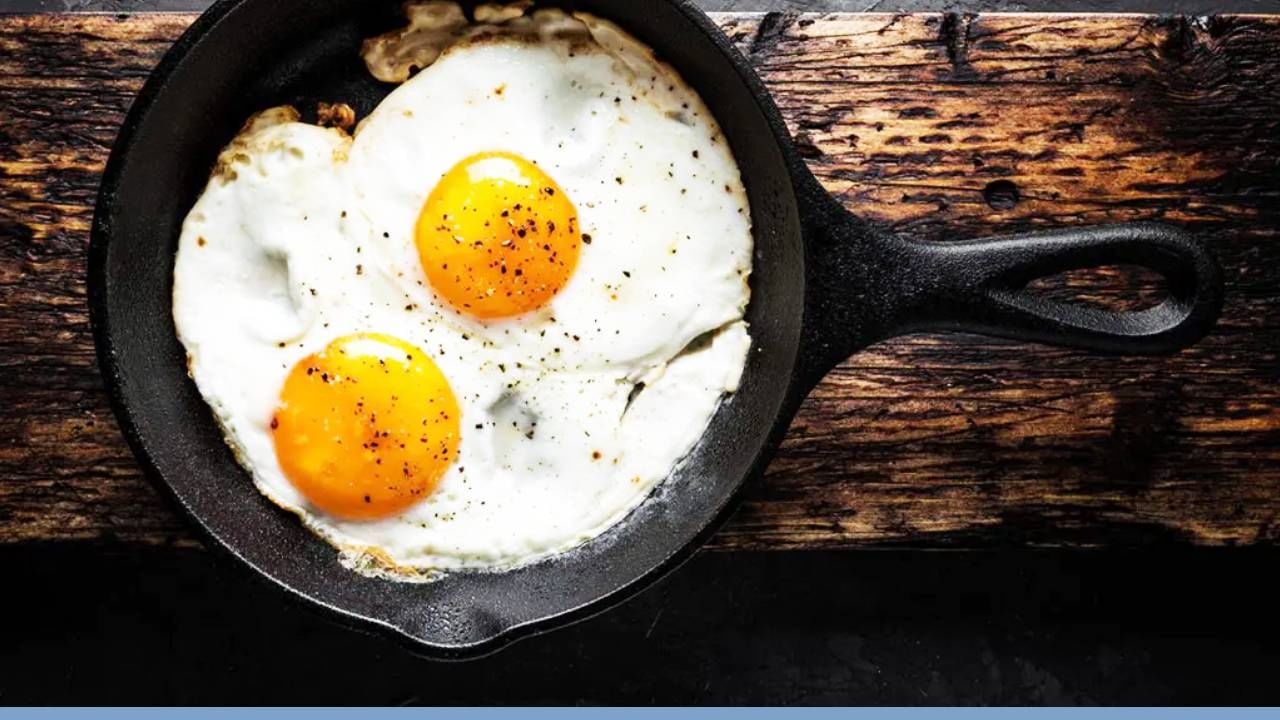 अंड्यात प्रोटीन आणि व्हिटामिन्स मोठ्या प्रमाणात असते. त्याचा आरोग्याला मोठा फायदा होतो. रोज एक महिने खाल्ल्यास शरीरात मोठा बदल दिसतो. शरीराला त्याचे अनेक फायदे होतात.