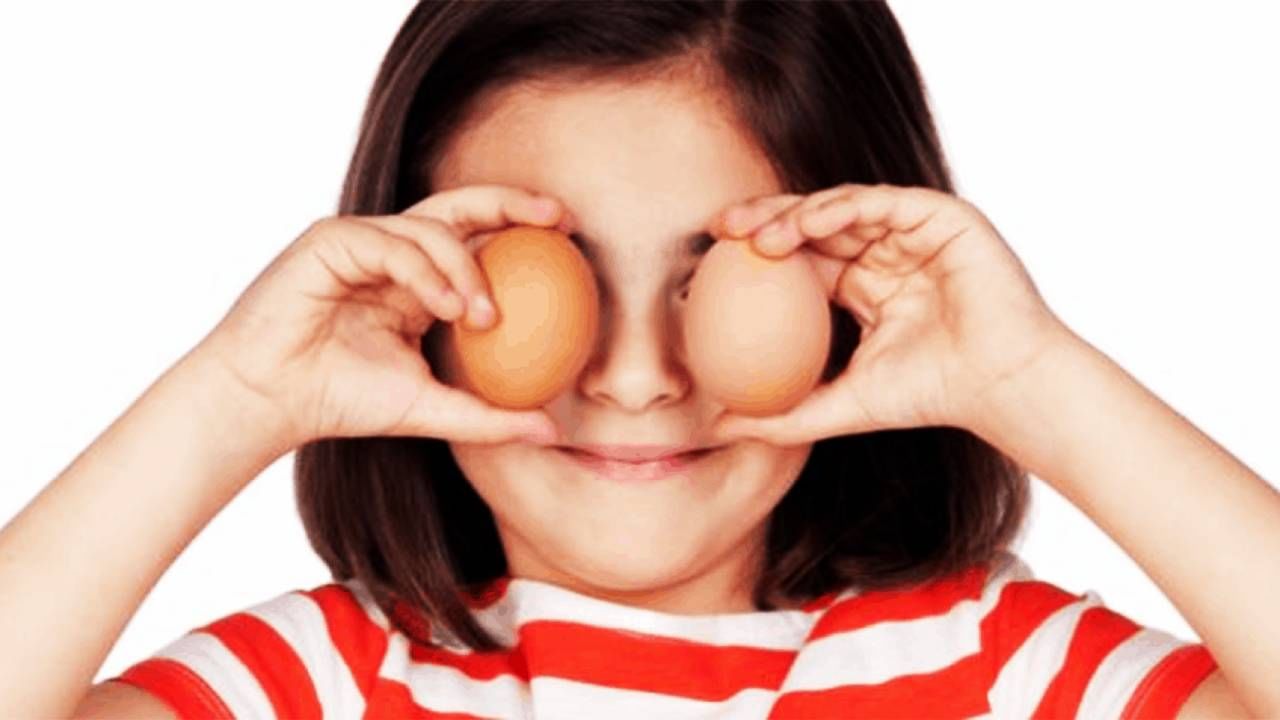 अंड्यातील कोलीन मेंदूसाठी चांगले मानल्या जाते. यामुळे स्मरणशक्ती सुधारते. एकाग्रता वाढीसाठी फायदा होतो. तर मूड पण चांगला होतो. अंड्यात ल्यूटिन आणि जीएक्सॅंथिन नावाचे तत्व असते. त्यामुळे डोळ्यांची नजर सुधारते आणि वाढत्या वयात नजर चांगली होण्यास मदत होते.