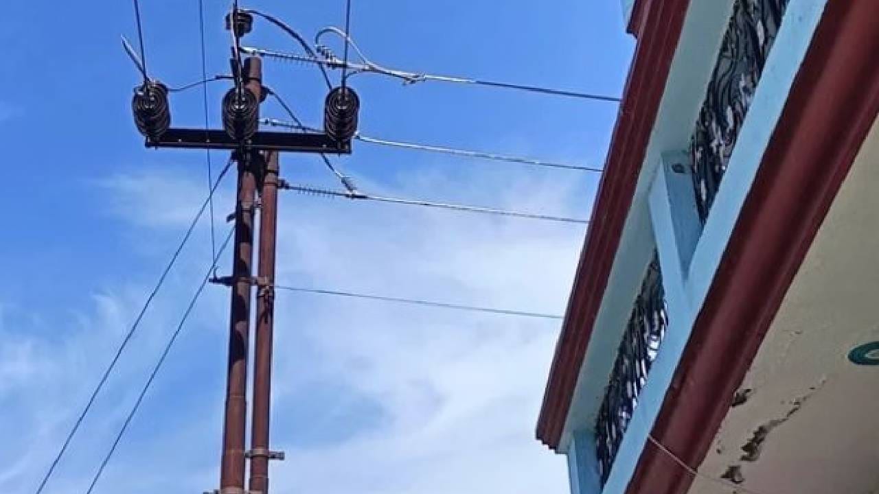 तुमच्या घरासमोर खांब आहे का? ‘या’ 5 गोष्टी करा, घरात सुख आणि शांती राहील