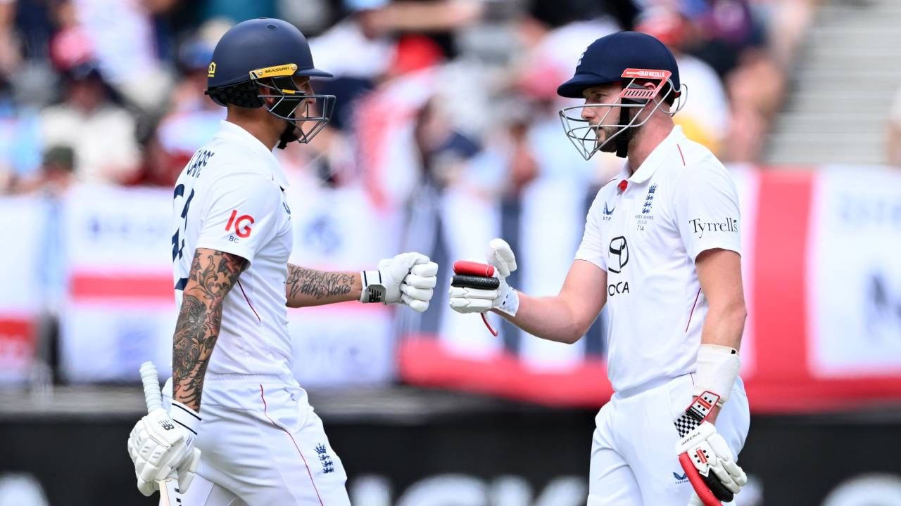 इंग्लंडचा संघ दुसऱ्या डावात फलंदाजीला आला आणि 164 धावा करू शकला. त्यामुळे पहिल्या डावातील आघाडी पकडून 204 धावा झाल्या आणि विजयासाठी 205 धावांचं आव्हान दिलं. ऑस्ट्रेलियाकडून ट्रेव्हिस हेडने 83  चेंडूत 123 धावा केल्या. या स्फोटक फलंदाजीच्या मदतीने ऑस्ट्रेलियाने 28.2  षटकांत 205 धावा केल्या आणि दुसऱ्या दिवशीच सामना संपवला. (फोटो- England Cricket Twitter )