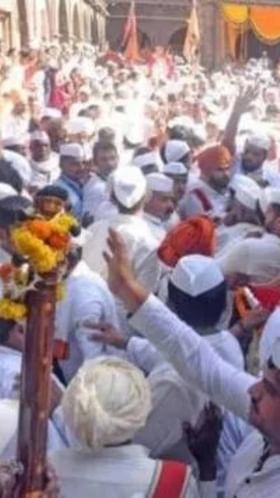 इंद्रायणी नदीकाठी वारकऱ्यांची मोठी गर्दी.