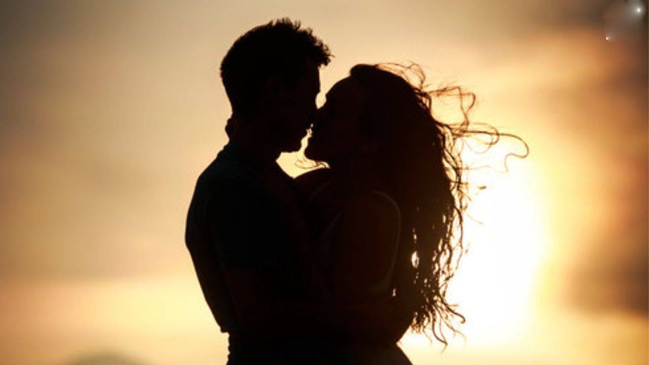 प्रेम व्यक्त करण्यासाठी अनावर भावनांना वाट मोकळी करुन देण्यासाठी आणि रोमान्समध्ये चुंबनाचा वर्षाव होतो. भारतीय संस्कृतीत खुलेआम किस करणे शिष्टाचाराला धरून नाही. चार भिंतीत तुम्हाला चुंबनाचा पाऊस पाडता येतो. पण चारचौघात हा आचरटपणा मानल्या जातो. 