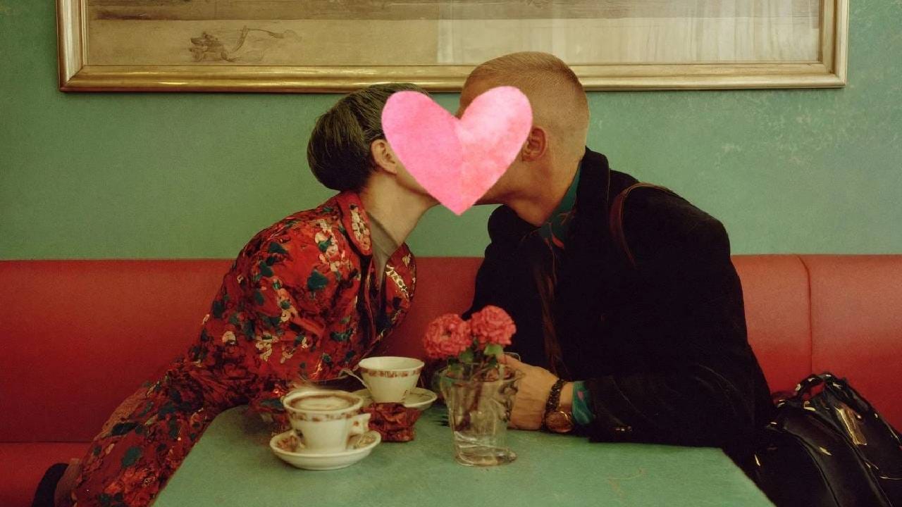 ऑक्सपर्ड विद्यापीठातील संशोधकांनी किसचा पार किस पाडला. चुंबणाची ही प्रथा कधीपासून सुरू झाली याच्या ते खोलात गेले. तर या अभ्यासानुसार, मानव आणि माकडांच्या पूर्वजांनी जवळपास 2 कोटी 10 लाख वर्षांपूर्वीच किस करण्याचे कसब आत्मसात केले. म्हणजे किस करण्याचा मक्ता हल्लीच्या पिढीकडे नसून तर रोमान्सचा हा किडा पूर्वजांपासून आलेला आहे. 