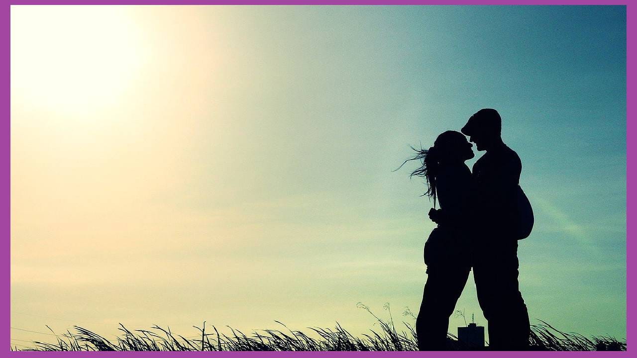 नेअंडरथल्स हा मानवाचा फार प्राचीन नातेवाईक बरं का. तर हा देखील किस करण्यात तरबेज असल्याचे संशोधनातून समोर आले आहे. म्हणजे जवळीकता, अनामिक भीती, व्यक्तीविषयी खास प्रेम व्यक्त करण्याची भावना या उत्क्रांत होत असलेल्या जीवामध्ये सुद्धा होती. 