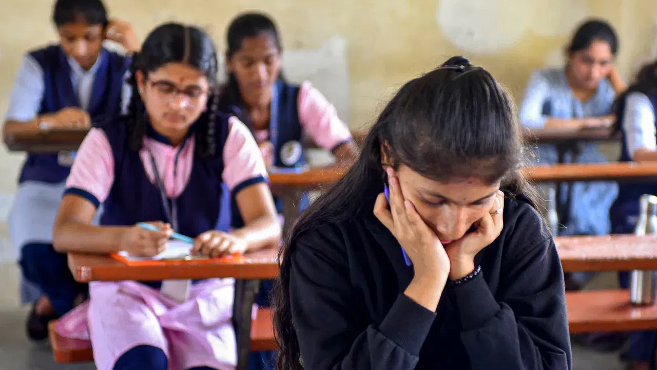 दक्षिण कोरियामधील विद्यापीठांमध्ये शिक्षण घेण्यासाठी एन्ट्रन्स एक्झाम द्यावी लागते, ही परीक्षा 13 तासांची असते. या परीक्षेला कॉलेज स्कॉलॅस्टिक अॅबिलिटी टेस्ट किंवा सुनेउंग असेही म्हणतात.  