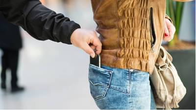 चोरीला गेलाला फोन चोराचा फोटो आणि लोकेशनही पाठवेल; तुमच्या मोबाईलमध्ये एवढी सेटिंग करा