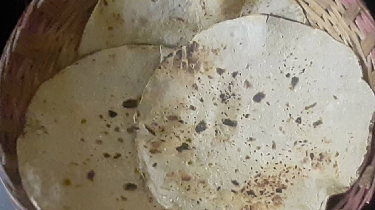 अनेकजण बाजरीची भाकरी खातात. बाजरी आपल्या शरीरासाठी चांगली असते. ज्यामुळे वजनही कमी होण्यास मदत होते. विशेष म्हणजे बाजरीची भाकरी हिवाळ्यात अधिक फायदेशीर कारण बाजरी गरम असते.