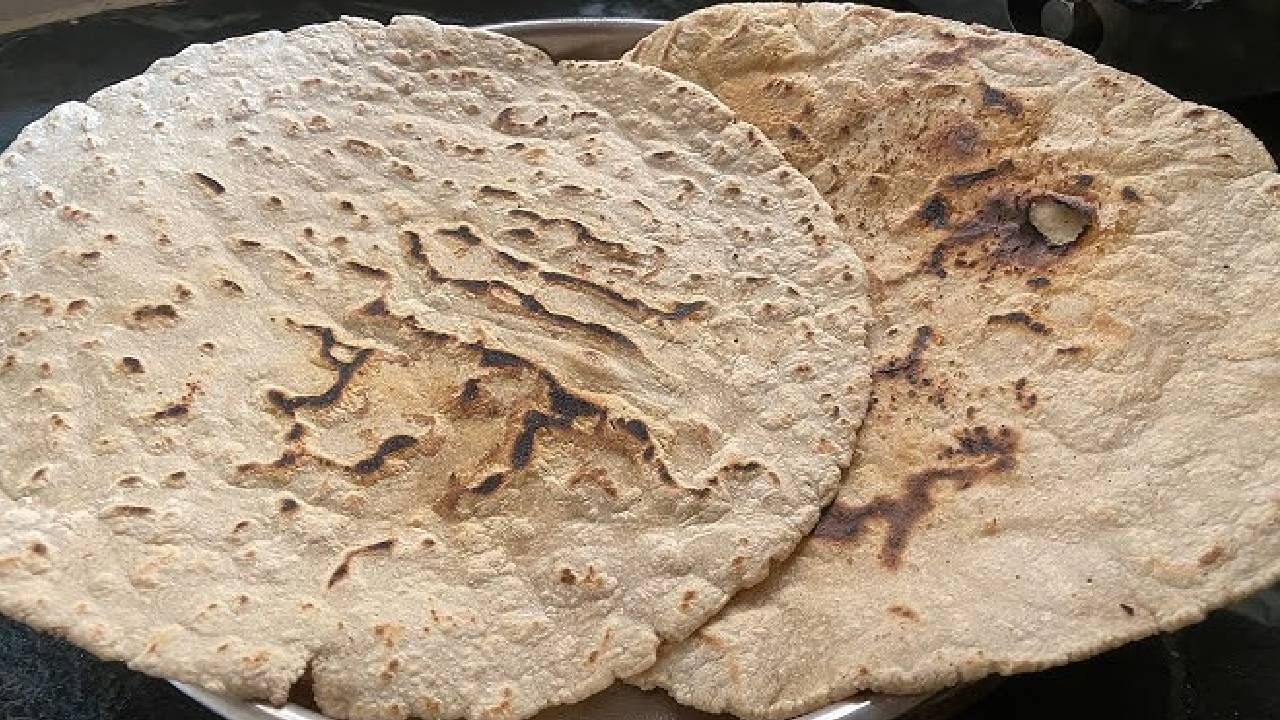 चपातीपेक्षा कधीही भाकरी आपल्या आरोग्यासाठी फायदेशीर ठरते आणि ती पचनासाठीही हलकी असते. मात्र, भाकरी नेमकी कोणती खावी, असा प्रश्न सर्वांनाच पडतो.