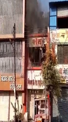 शंतनू सुखसागर बियर ॲण्ड रेड वाईन शॉपला शॉर्ट सर्किटमुळे आग.