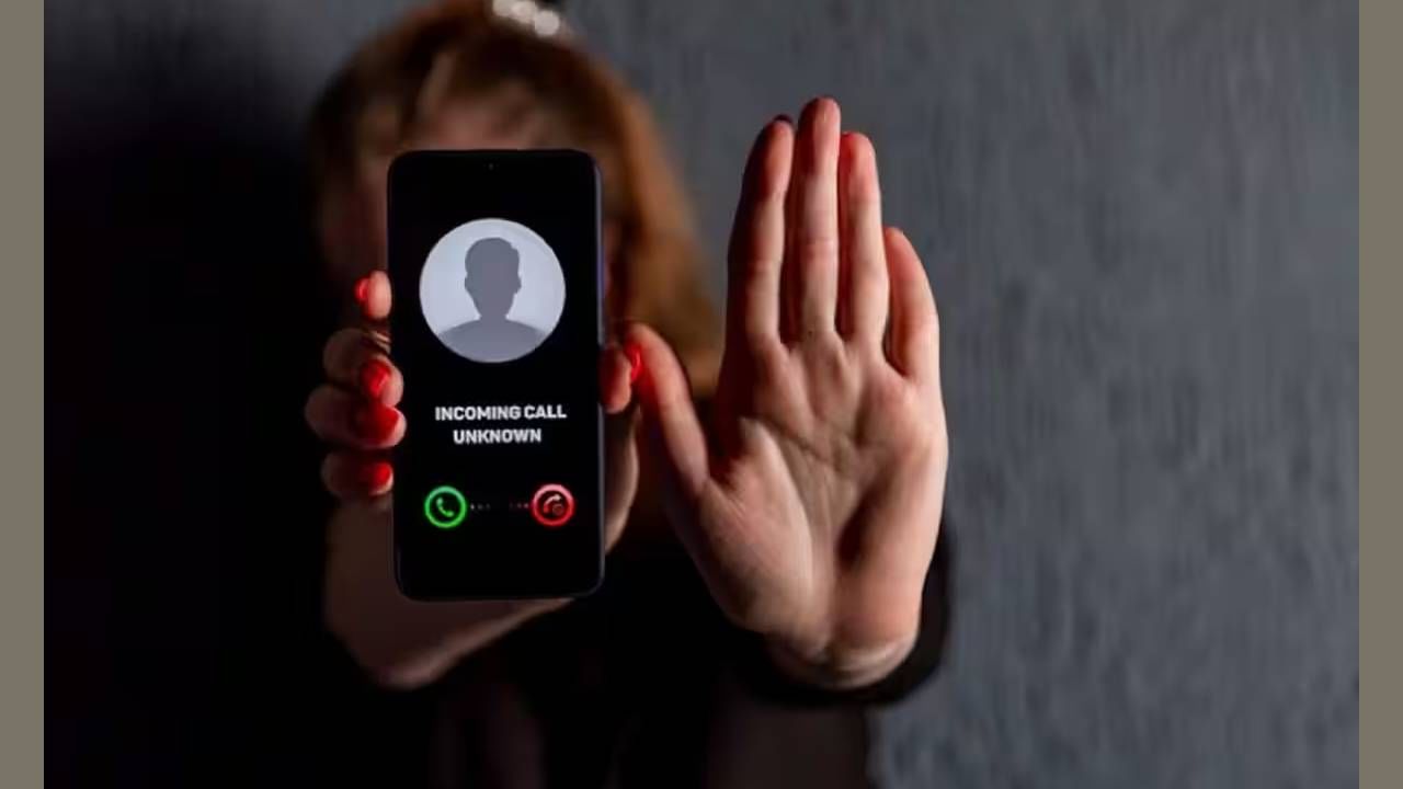 हे कॉल्स डोकंच उठवत नाही तर फसवणुकीचा अथवा योजनेत अडकवण्याचाही डाव असतो.  Airtel आणि Jio सारख्या कंपन्यां AI-आधारीत स्पॅम कॉल्स ओळखण्याची सुविधा देतात. पण काही नंबर ही प्रणाली ओळखू शकत नाही. त्यातून फसवणूक होण्याची शक्यता नाकारता येत नाही. 