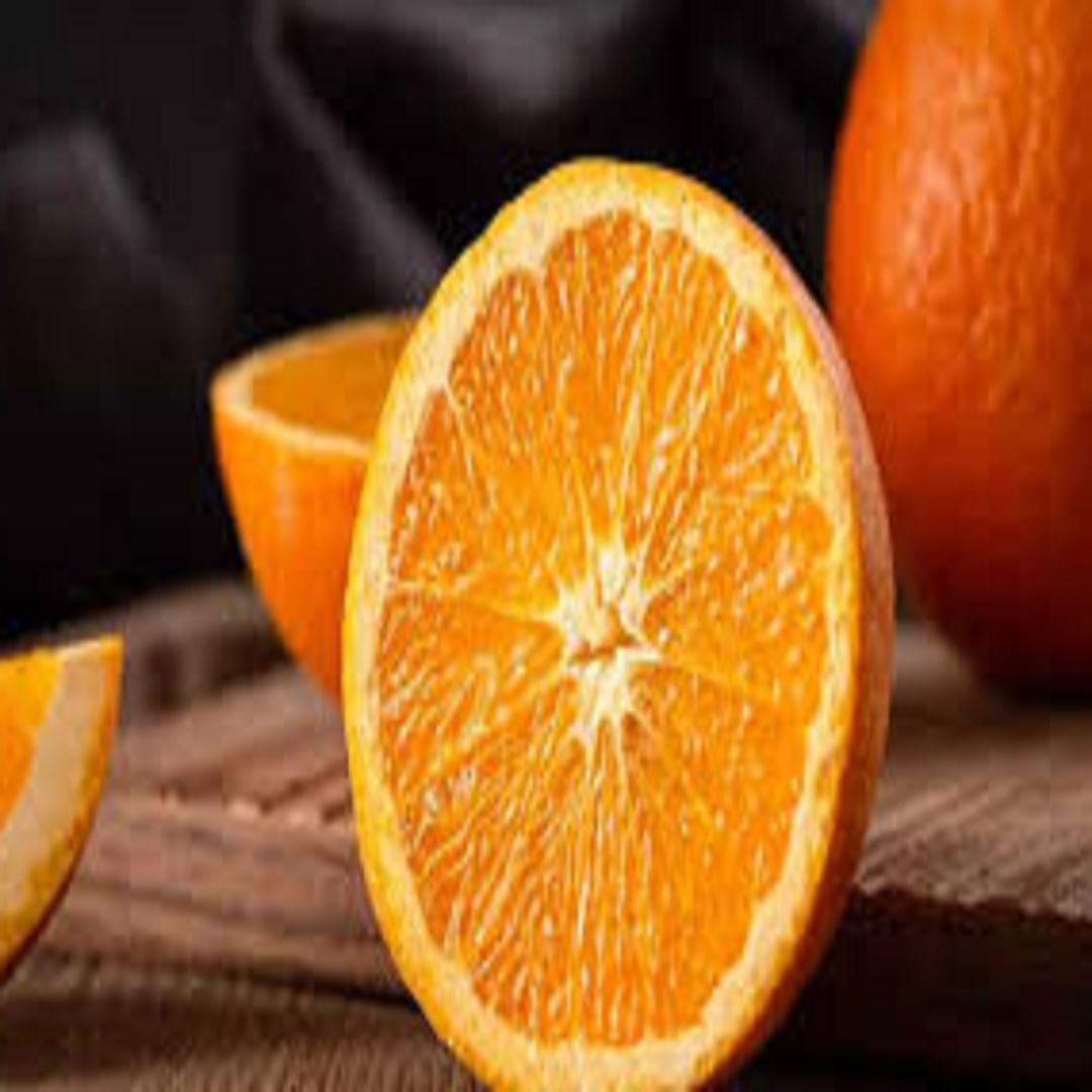 संत्री आपल्या त्वचेसाठी आणि केसांसाठी देखील फायदेशीर आहे. संत्र्यांमध्ये व्हिटॅमिन सी आणि व्हिटॅमिन डी भरपूर प्रमाणात असते, जे मजबूत रोगप्रतिकारक शक्ती निर्माण करण्यास आणि हंगामी संसर्गापासून आपले संरक्षण करण्यास मदत करते.