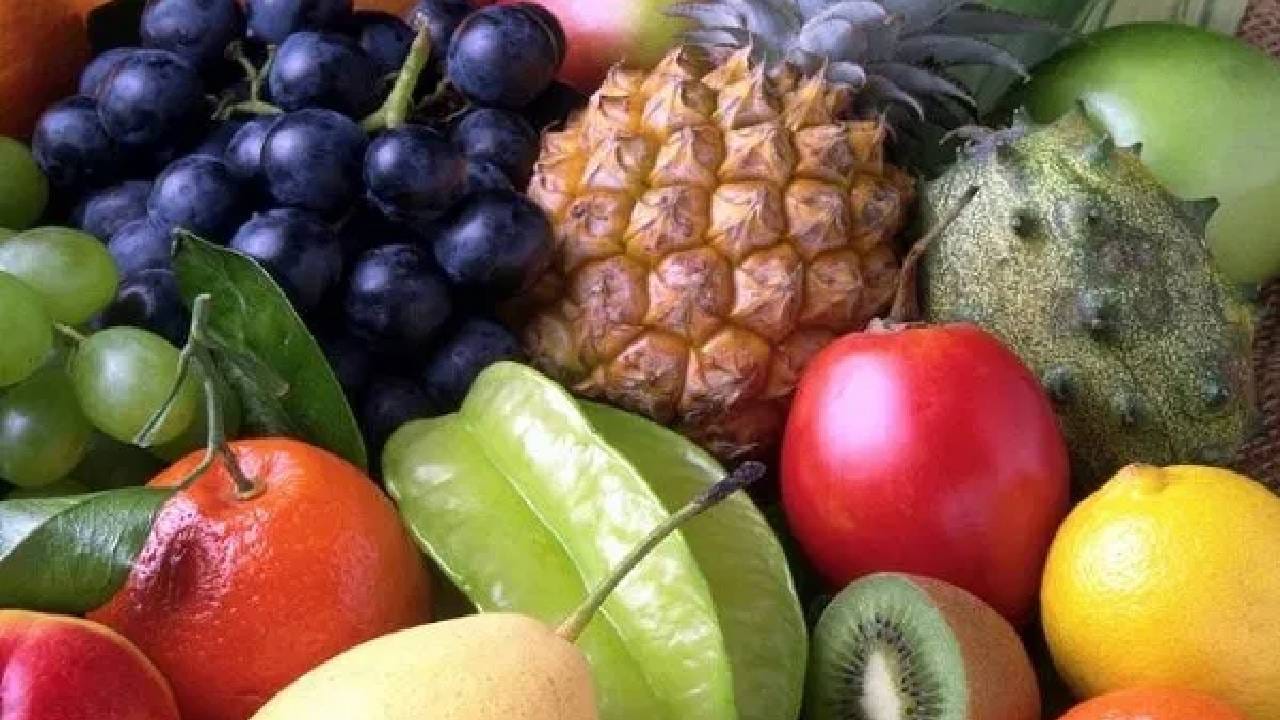 फळे खाणे निरोगी आरोग्यासाठी महत्वाचे आहे. मात्र, हिवाळ्यात कोणते फळ खावे हे महत्वाचे आहे. कारण काही फळांमुळे आरोग्याच्या समस्या निर्माण होऊ शकतात. 