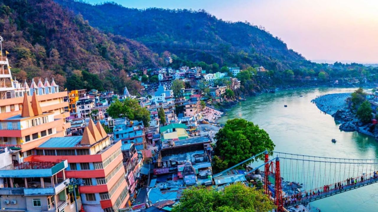 उत्तराखंड या राज्यालाही दोन राजधान्या आहेत. देहरादून ही हिवाळी राजधानी आहे, तर गैरसैण ही उन्हाळी राजधानी आहे. उत्तराखंड हे प्रामुख्याने आपल्या धार्मिक महत्त्वासाठी जगभर ओळखले जाते.