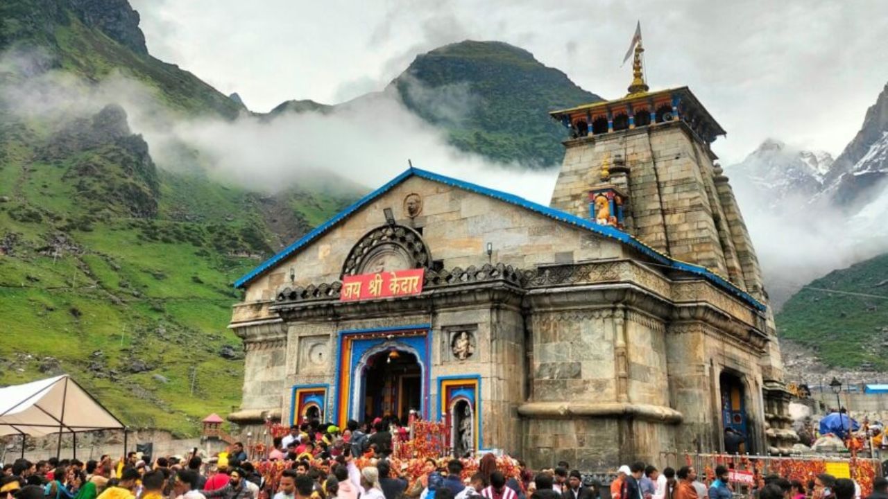 हिंदू धर्मातील अत्यंत पवित्र मानले जाणारे चार धाम (बद्रीनाथ, केदारनाथ, गंगोत्री आणि यमुनोत्री) येथेच आहेत. याशिवाय, ऋषिकेश (योग केंद्र) आणि हरिद्वार (गंगा नदीचे धार्मिक केंद्र) ही शहरेही खूप महत्त्वाची आहेत. या राज्याची अर्थव्यवस्था तीर्थयात्रा आणि साहसी पर्यटनावर मोठ्या प्रमाणावर आधारित आहे.