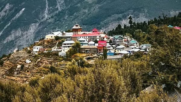 भारताच्या उत्तरेकडील हिमाचल प्रदेश आणि उत्तराखंड या दोन राज्यांना दोन राजधान्या आहेत. उन्हाळ्यासाठी आणि हिवाळ्यासाठी असा या दोन राजधान्या आहेत. याची माहिती जाणून घेऊयात.