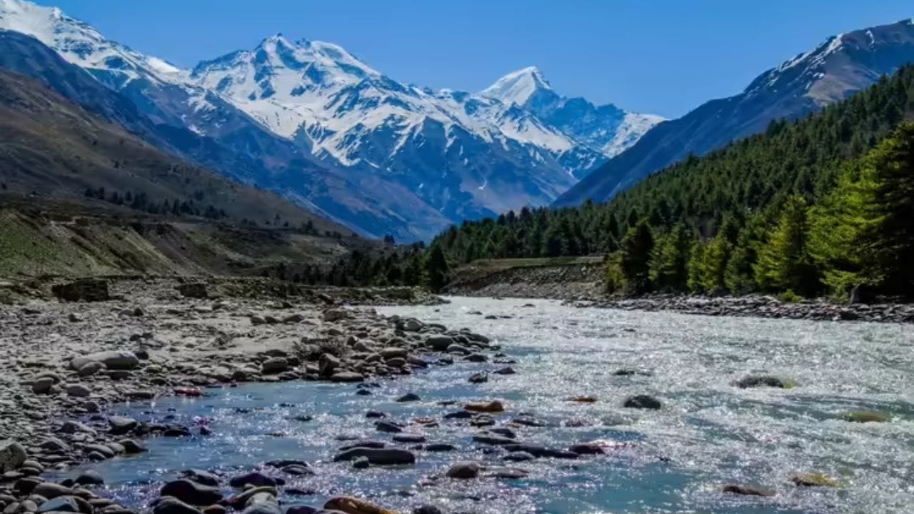 हिमाचल प्रदेश या राज्याला उन्हाळी आणि मुख्य राजधानी ही शिमला आहे, तर धर्मशाळा हिवाळी राजधानी आहे. 'देवभूमी' म्हणून ओळखला जाणारा हा प्रदेश घनदाट जंगले, बर्फाच्छादित शिखरे आणि खोल दऱ्यांनी नटलेला आहे.