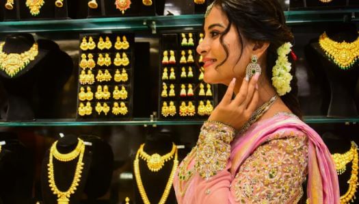 दरम्यान, सुरक्षित गुंतवणूक म्हणून अनेकजण सोनं, सोन्याचे नाणे, सोन्याचे बिस्कीट किंवा सोन्याचे दागिने तयार करतात. एकदा दागिने केले की ते तिजोरीत सुरक्षितपणे ठेवून दिले जातात.