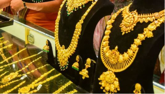 मात्र तिजोरीत ठेवून दिलेल्या याच दागिन्यांचा योग्य पद्धतीने वापर केल्यास तुम्हाला भरपूर पैसे मिळू शकतात. गोल्ड लिजिंग, गोल्ड मोनिटायझेशन स्कीमचा वापर करून तुम्ही तुमच्या सोन्याच्या मदतीने भरपूर पैसे कमवू शकता.