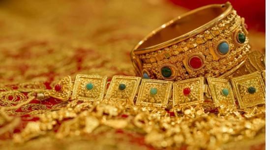 गोल्ड मॉनिटायझेसन स्कीममध्ये तुम्ही तुमचे सोने बँकेच्या लॉकरमध्ये ठेवू शकता. बँक लॉकरमध्ये सोने ठेवल्यास बँक तुम्हाला तुमच्या सोन्यावर 2.25% ते 2.5 टक्क्यांपर्यंत व्याज देते. या मार्गांनी तुम्ही तुमच्याकडे असलेल्या सोन्याच्या मदतीने पैसे कमवू शकता.