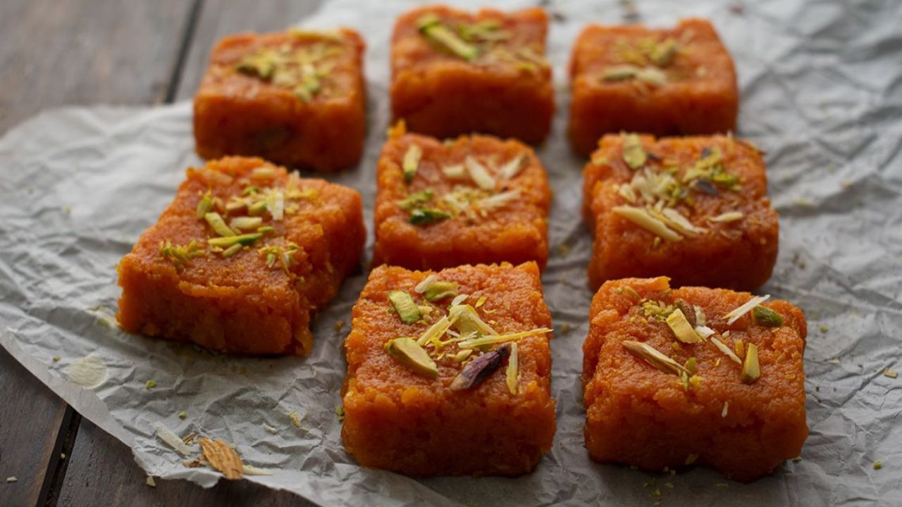 गाजरापासून बनवा 'हे' दोन चविष्ट पदार्थ, खाल्ल्यानंतर घरातील सगळेच म्हणतील व्वा...