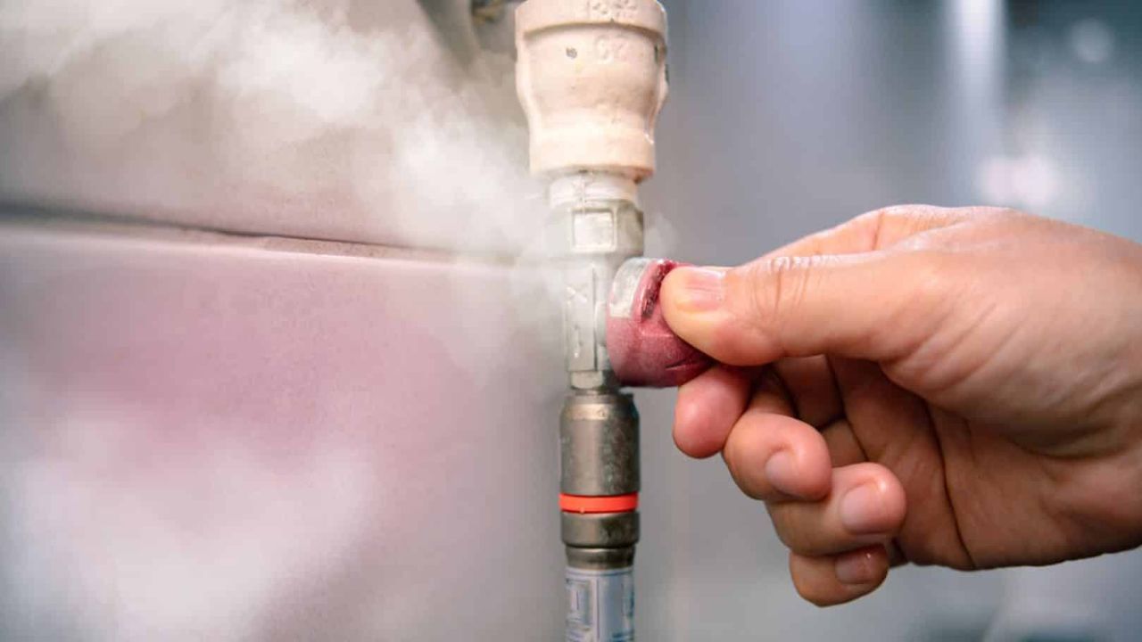 मोठी बातमी! श्वासही घेता येईना, डोळ्यांची जळजळ... अंधेरी एमआयडीसीतील गॅस गळतीने घेतला एकाचा बळी; नागरिक हादरले