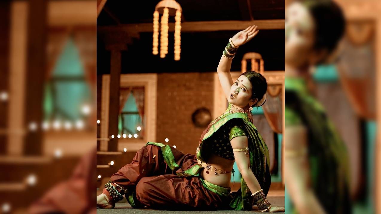 गौतमीने लाल आणि हिरव्या रंगाची नऊवारी साडी नेसली आहे. तिने कपाळाला लाल कुंकू लावलं आहे, नकात नथ, हातात हिरव्या बांगड्या, गळ्यात सुंदर अशी ज्वेलरी, केसात गजरा घातलेली दिसत आहे.