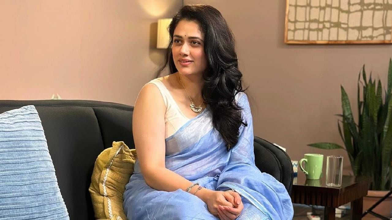 गिरीजाने नुकतीच एक मुलाखत दिली होती आणि त्यावेळी तिने निळ्या रंगाची कॉटनची साडी नेसली होती. त्यावर तिने पांढऱ्या रंगाचा स्लीव्हलेस ब्लाऊज घातला होता. तिचा हा अत्यंत साधा पण तितकाच लक्षवेधी आणि आकर्षून घेणारा लूक सोशल मीडियावर विशेष चर्चेत आहे. 
