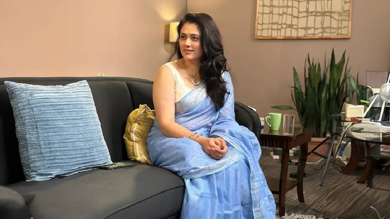 गिरीजाने लल्लनटॉपला दिलेल्या मुलाखतीमध्ये मैत्रिण कशी असावे? हे सांगितले आहे. ती म्हणाली, माझी अशी एक मैत्रिण आहे, थोडं विचित्र वाटेल.. पण जर तुम्ही हातात फोन घेतलात आणि कोणाला तरी फोन करुन सांगितलं की माझ्या घरी पाणी नाही. मी तुझ्या घरी अंघोळीला येत आहे. या पेक्षा आणखी काय कम्फर्ट असू शकतो. माझी ती मैत्रिण आहे सायली. ती माझी खूप जूनी मैत्रिण आहे. खरं तर ती माझ्या नवऱ्याची मैत्रिण आहे. सायली माझ्या नवऱ्याची कॉलेज मैत्रिण आहे. पण मी तिला हडपले आहे. त्यामुळे ती आता पूर्णपणे माझी मैत्रिण आहे. 