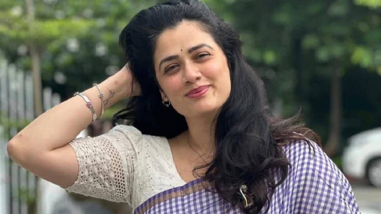 गिरीजाचं नैसर्गिक सौंदर्य, तिचा बोलण्याचा अंदाज आणि साधा पेहराव नेटकऱ्यांचं विशेष लक्ष वेधून घेतलंय. म्हणूनच ती सध्या सोशल मीडियावर 'नॅशनल क्रश' ठरतेय. तिची साधी आणि आकर्षक छबी तरुणाईला भुरळ घालतेय. इन्स्टाग्रामवरील तिचा चाहतावर्ग दिवसेंदिवस वाढत आहे. 
