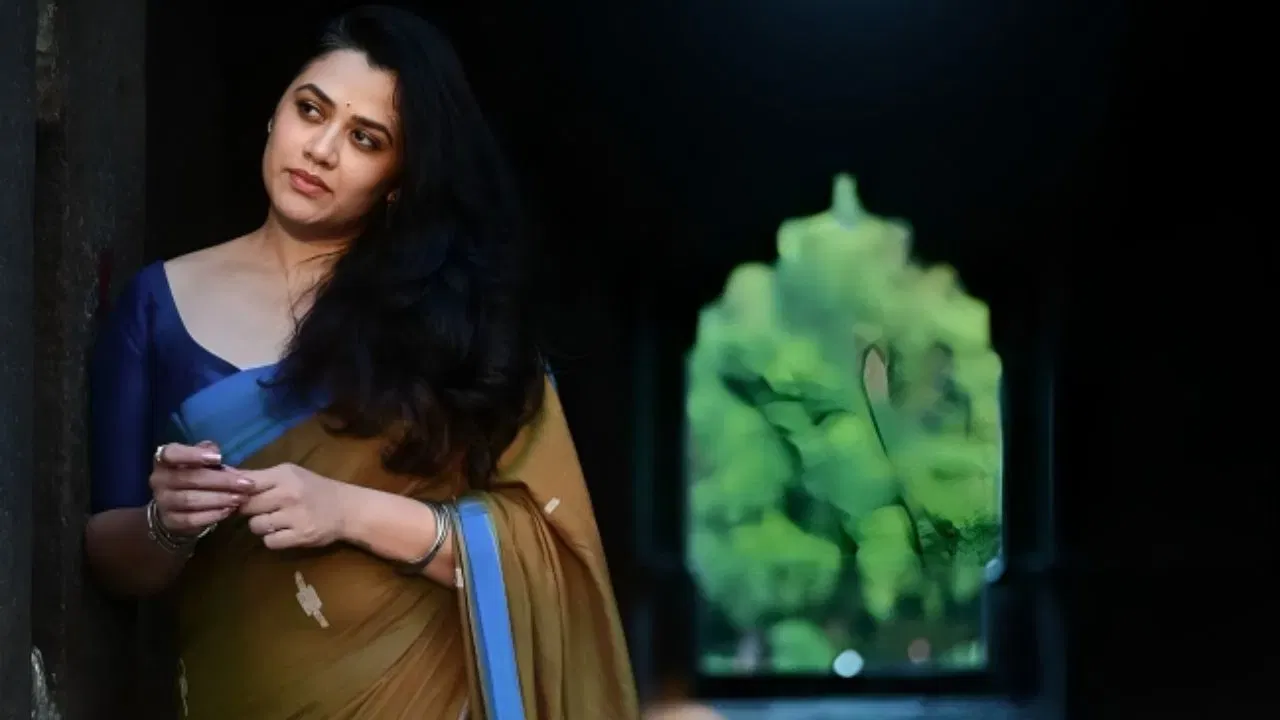 गिरीजाचे याच मुलाखतीमधील काही सिंपल लूकमधील फोटो सोशल मीडियावर व्हायरल झाले आणि ती न्यू नॅशनल क्रश ठरली आहे. या मुलाखतीमध्ये तिने फिकट निळ्या रंगाची प्लेन अशी कॉटनची साडी नेसली होती. त्यावर पांढऱ्या रंगाचा स्लिवलेस ब्लाऊज घातला होता. मोकळे केस, गळ्यात सिंपल नेकलेस, हातात बांगड्या घातल्या होत्या. या सिंपल लूकमध्ये गिरिजा अतिशय सुंदर दिसत आहे. तिच्या या फोटोंनी अनेकांना घायाळ केले आहे.