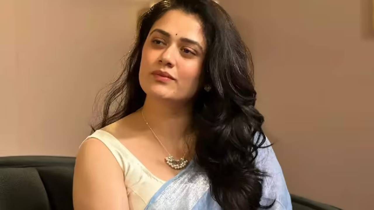 पुढे गिरीजा म्हणाली, सायली पुण्यात राहाते. पुण्यात दोन-तीन वेळा असे झाले की पाईपलाइच्या कामामुळे, एकदा जोरदार पावसामुळे वीजेचा खांब कोसळला होता. काही लोकांचा जीव गेला होता. त्यामुळे आमच्या संपूर्ण परिसरातील वीज कट केली होती. जवळपास दोन ते तीन दिवस लाईट नव्हती. पुण्यात गेल्या वर्षीच्या पावसाळ्यात हे घडले होते. त्याच वेळी पाणी नव्हते. पंपाने पाणीच वर चढत नव्हते. घरात पाणीच येत नव्हते. अशा परिस्थितीमध्ये मी तिला फोन केला आणि म्हटले मी तुझ्या घरी अंघोळीला येते. 