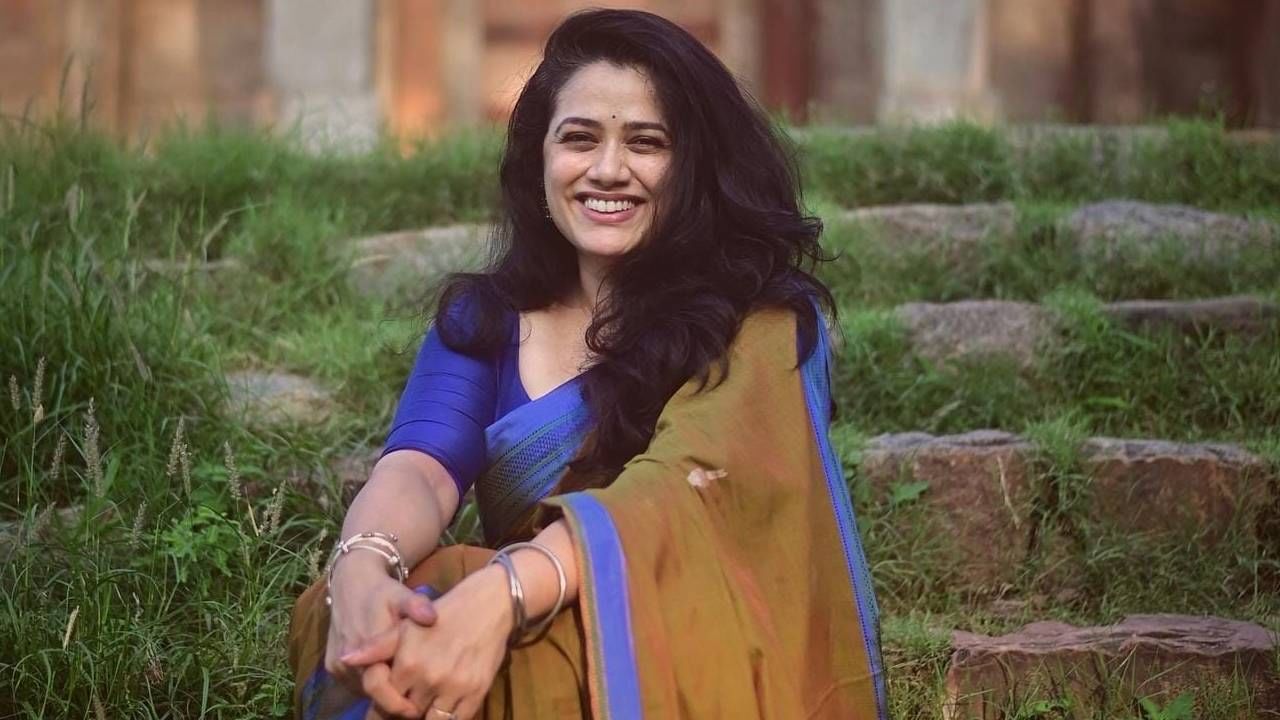 गिरीजाच्या सहज साध्या अंदाजावर नेटकरी फिदा झाले आहेत. काहींनी तिला थेट 'नॅशनश क्रश' असं म्हटलंय. मराठी, हिंदी आणि कन्नड चित्रपटांमध्ये गिरीजाने आजवर काम केलंय. 'कांतारा : चाप्टर वन' फेम अभिनेता गुलशन देवैय्यासोबत ती लवकरच 'थेरपी शेरपी' या वेब सीरिजमध्ये झळकणार आहे. 
