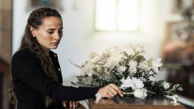 पित्याच्या अंत्यसंस्काराला पोहोचली अनोळखी महिला, कानात असं काही सांगितलं की... मुलगी झाली स्तब्ध