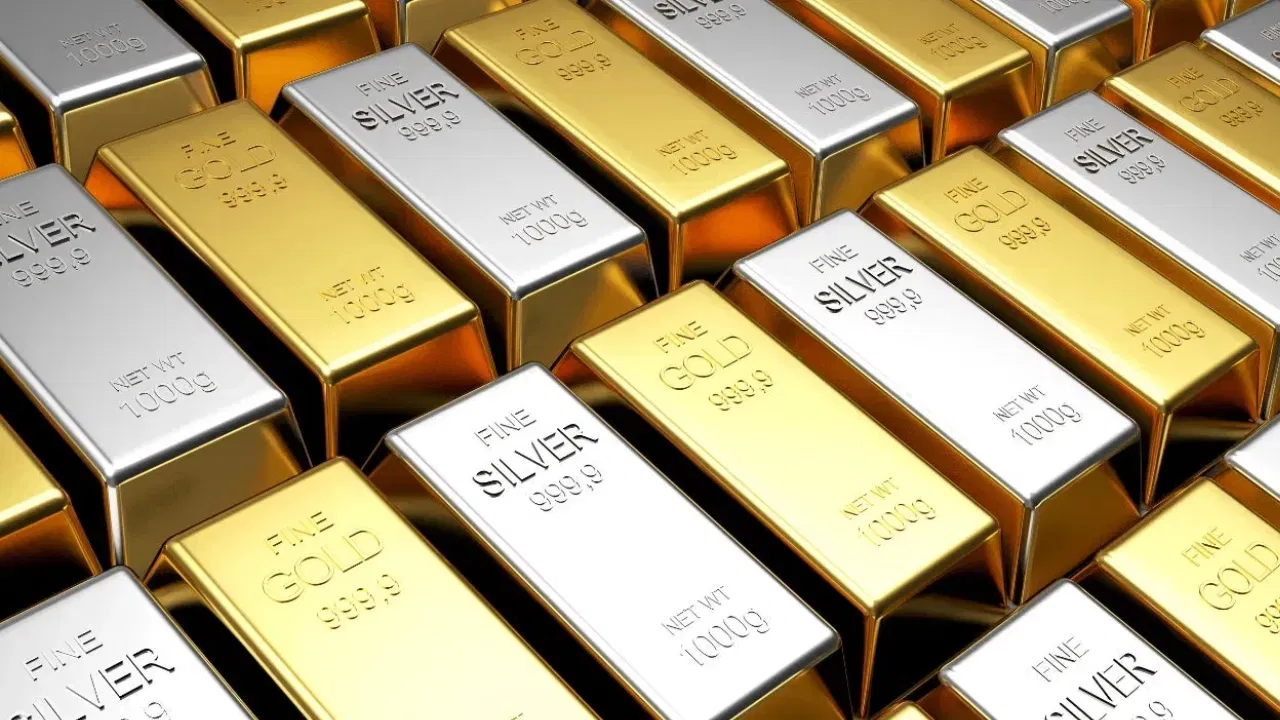 एक किलोग्राम चांदीचा भाव घसरून 1,54,113 रुपयांवर आला आहे, जो यापूर्वी 1,58,120 रुपये प्रती किलोग्राम नोंदवला गेला होता. चांदीच्या किंमतीत 4007 रुपये प्रती किलोग्रामची घट नोंदवली गेली आहे. इंडिया बुलियन अँड ज्वेलर्स असोसिएशनच्या अधिकृत वेबसाइटवर सोने-चांदीच्या किंमती दिवसातून दोनदा अपडेट केल्या जातात. सोने-चांदीच्या किंमती सकाळी एकदा अपडेट झाल्यानंतर संध्याकाळी अपडेट केल्या जातात.