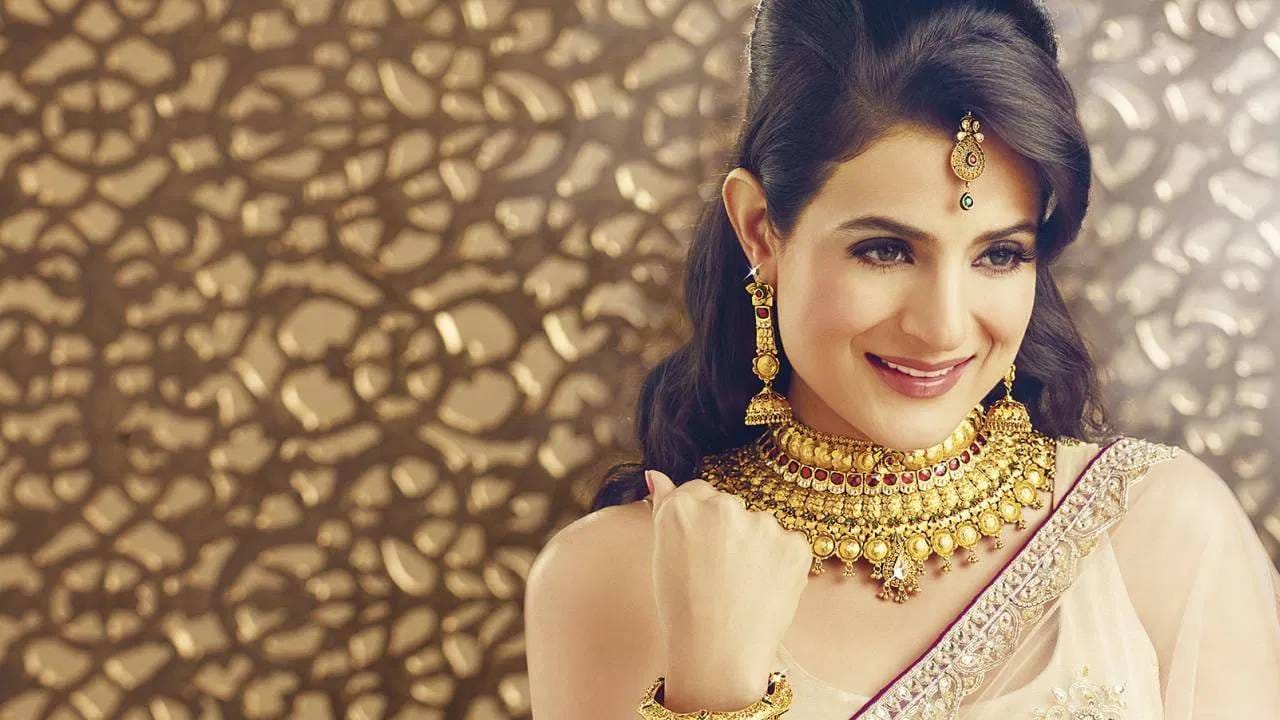 या सोने चोरीची तुम्हाला भरपाई मिळू शकते. त्यासाठी काही उपाय करणे आवश्यक आहे. जेव्हा तुम्ही एखाद्या ज्वैलर्सकडून सोन्याची दागिने खरेदी करता तेव्हा त्यावर मोफत विमा मिळतो. जेव्हा सोने हरवते अथवा चोरी होते. तेव्हा या योजनेचा फायदा होतो.