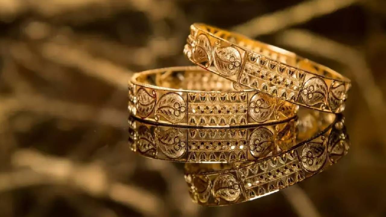 सलग तिसऱ्या आठवड्यात सोन्यात घसरण आली. एका आठवड्यात 24 कॅरेट सोन्यात 980 रुपयांची तर 22 कॅरेट सोन्यात 1160 रुपयांची घसरण आली. या किंमतीत राजधानी दिल्लीतील आहेत. तर इतर शहरातही दोन्ही धातूला मोठी घोडदौड करता आलेली नाही. मागणी घसरल्याने किंमती उतरल्या.