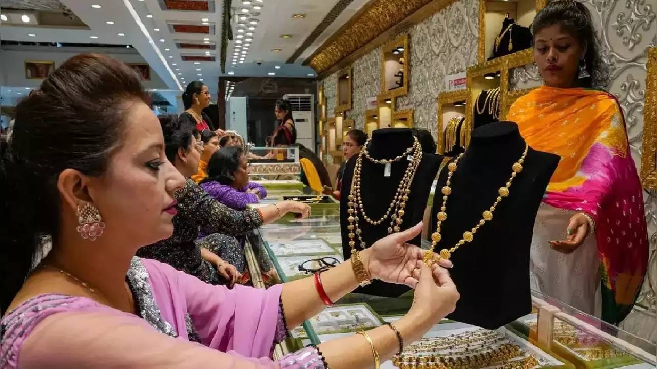 अनेक ज्वैलर्स, सोन्याचे दुकानदार, मालाबार, तनिष्क, सॅन्को गोल्ड अँड डायमंड सारख्या अनेक कंपन्या खरेदीदारांना फ्री इन्शुरन्सचा फायदा देतात. पण याविषयीची माहिती अनेक ग्राहकांना नसते. तुम्ही खरेदी करताना याविषयीची माहिती घेऊ शकता. 