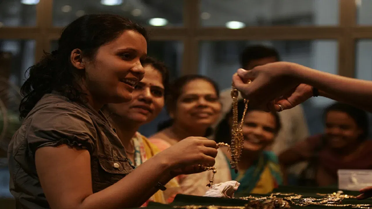 सोने-चांदीच्या किंमतीत आज पुन्हा वाढ झाली आहे. देशात आज 24 कॅरेट सोन्याचा भाव प्रति ग्रॅम 12,846 रुपये आहे आणि 18 कॅरेट सोन्याचा (ज्याला 999 गोल्ड म्हणतात) भाव प्रति ग्रॅम 9,634 रुपये आहे. या हिशोबाने आज 10 ग्राम 24 कॅरेट सोन्याचा भाव 1,28,460 रुपये आहे, जो कालच्या 1,27,750 रुपयांपेक्षा 710 रुपये जास्त आहे. त्याचप्रमाणे आज 22 कॅरेट सोन्याचा भाव प्रति 10 ग्राम 1,17,750 रुपये आहे, तर काल तो 1,17,100 रुपये होता. म्हणजे त्यात 650 रुपयांची वाढ झाली आहे. तर 10 ग्राम 18 कॅरेट सोन्याचा भाव आज 96,340 रुपये आहे, जो काल 95,810 रुपये होता. म्हणजे त्यात 530 रुपयांची वाढ झाली आहे.