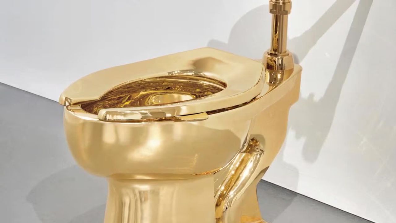 बापरे! सोन्याच्या टॉयलेटचा लिलाव, खरेदीसाठी गर्दीच गर्दी; किंमत वाचून थक्कच व्हाल