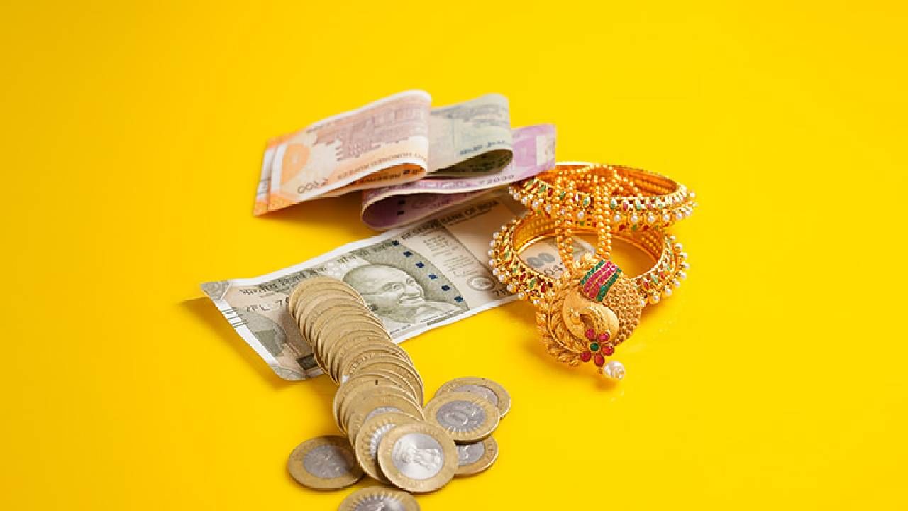 जर तुमच्याकडे सोनं असेल तर मग या सोन्यावर कर्ज घेण्याचा पर्याय तुमच्यासमोर आहे. सोने कर्जावरील व्याजदर अत्यंत कमी आहे. त्यासाठी तुमचा सिबिल स्कोर तपासण्यात येत नाही. सोन्याची शुद्धता तपासली जाते.