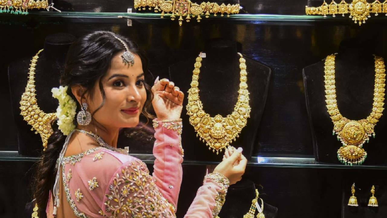 Gold Price Today: सोन्यात मोठा उलटफेर! तीन दिवसात किंमतीत तुफान, काय आहे भाव? Gold Price Today: सोन्यात मोठा उलटफेर! तीन दिवसात किंमतीत तुफान, काय आहे भाव?