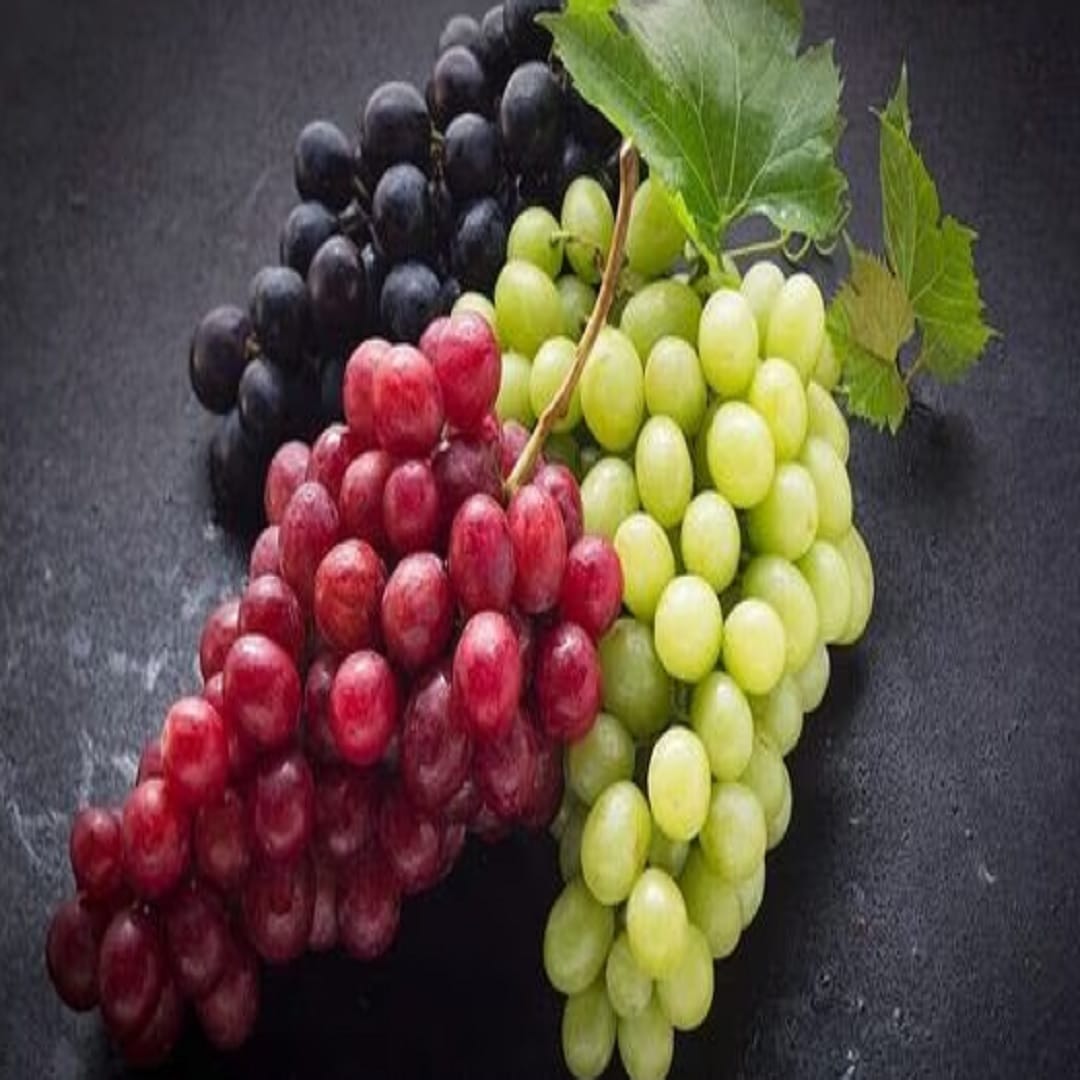  द्राक्षे : द्राक्षे शरीराला थंडावा देतात आणि अनेकदा खोकला आणि सर्दी होऊ शकतात. त्यांच्यातील साखरेचे प्रमाण जास्त असल्याने हिवाळ्यात जास्त प्रमाणात सेवन करणे नुकसानकारक ठरू शकते.