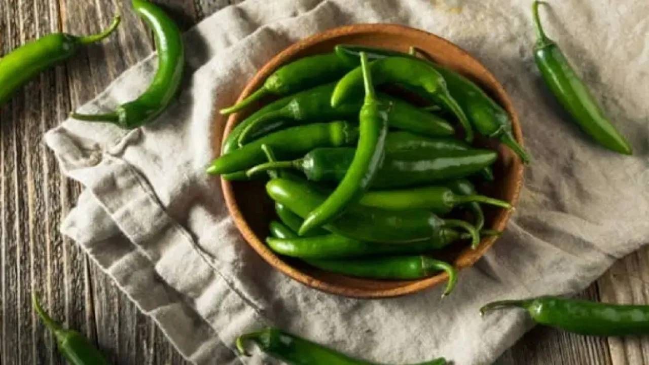 हिरव्या मिरच्या चयापचय आणि चरबीचे ऑक्सिडेशन वाढवून वजन कमी करण्यास मदत करू शकतात. ज्यामुळे हिरवी मिरची वजन कमी करण्यास मदत करते. जेवणात लाल तिखटपेक्षा हिरव्या मिरची वापरा. 