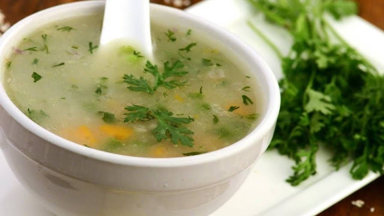 व्हिटॅमिन ए, कॅल्शियम, फायबर, पोटॅशियम आणि फॉस्फरस यासारख्या पोषक तत्वांचा समावेश ग्रीन सूपमध्ये आहे. विशेष म्हणजे हा खास सूप तुम्ही अत्यंत सोप्या पद्धतीने घरी तयार करू शकता. 