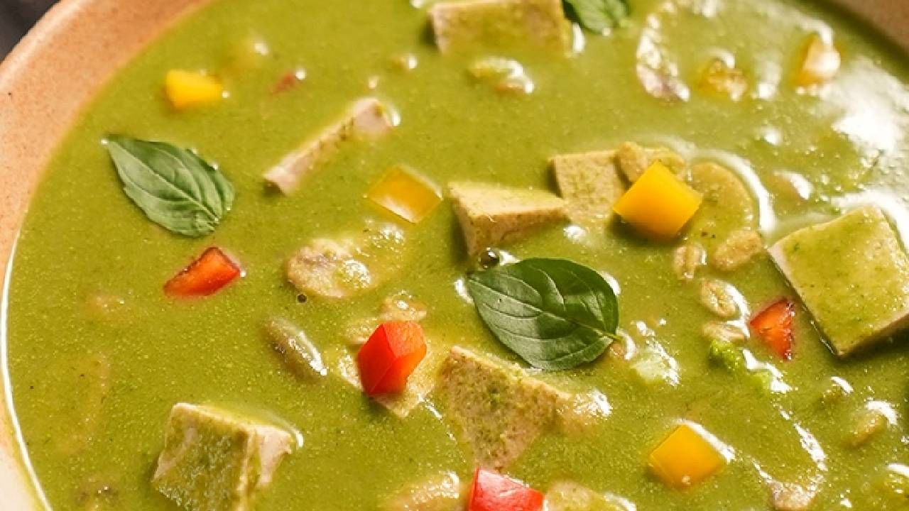 हिवाळ्यात आपल्या दररोजच्या आहारात खास ग्रीन सुपचा समावेश करा. ज्यामुळे निरोगी राहण्यास मदत होईल आणि अनेक घटक तत्व आपल्या शरीराला आरामात मिळतील. 